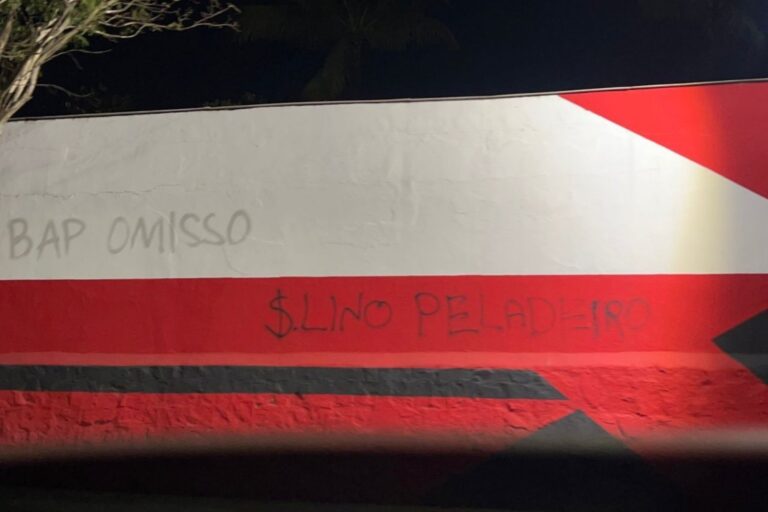 Muros da Gávea são pichados após derrota do Flamengo; veja foto muros-da-gavea-sao-pichados-apos-derrota-do-flamengo;-veja-foto