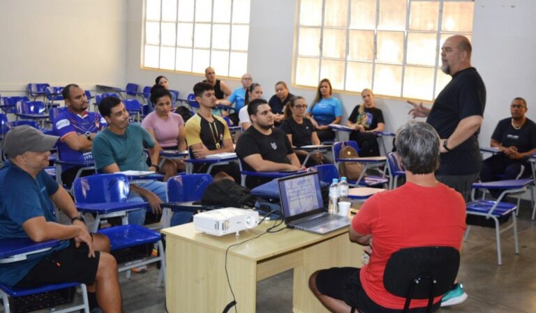 tecnicos-de-volei-de-fernandopolis-recebem-treinamento-com-multicampeao-da-superliga