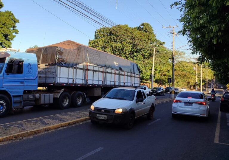 Carreta quebra perto da Santa Casa e interdita avenida em Fernandópolis carreta-quebra-perto-da-santa-casa-e-interdita-avenida-em-fernandopolis