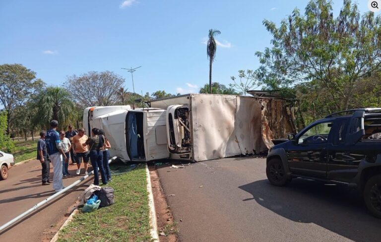 caminhao-tomba-e-atinge-carro-em-trevo-de-acesso-a-cardoso