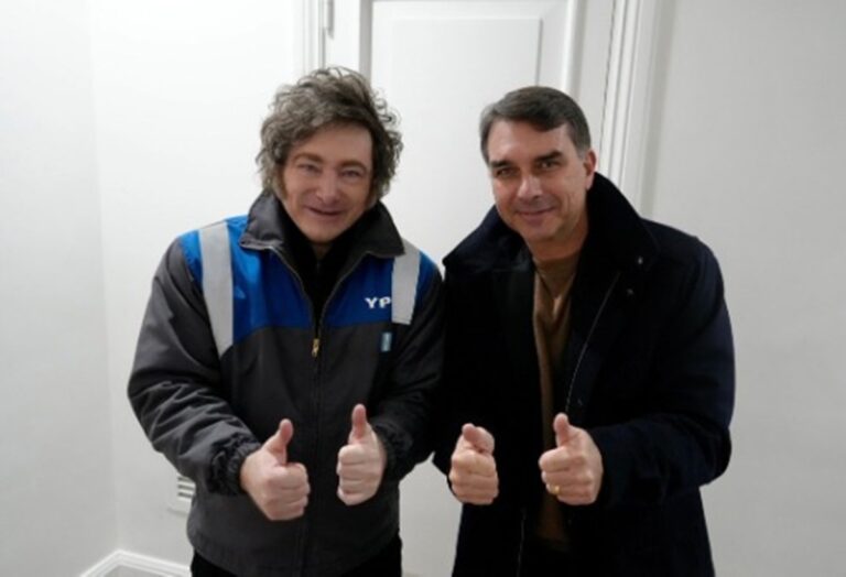 Milei se reúne com Flávio Bolsonaro na Argentina: “Vem aí a maré azul” milei-se-reune-com-flavio-bolsonaro-na-argentina:-“vem-ai-a-mare-azul”