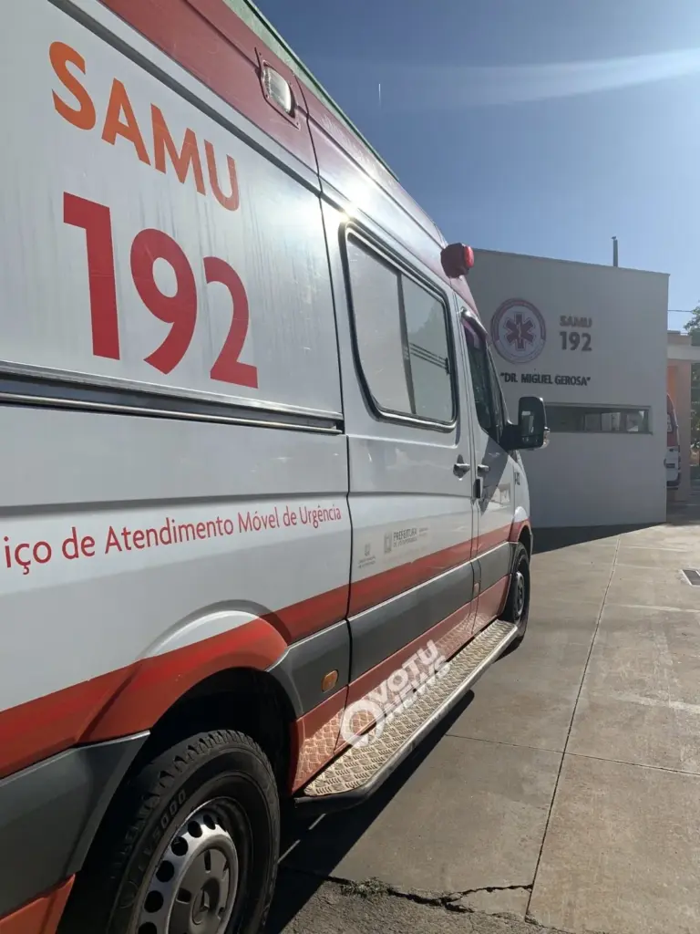 mae-e-filha-ficam-feridas-apos-motocicleta-colidir-com-cacamba-de-entulho-em-votuporanga